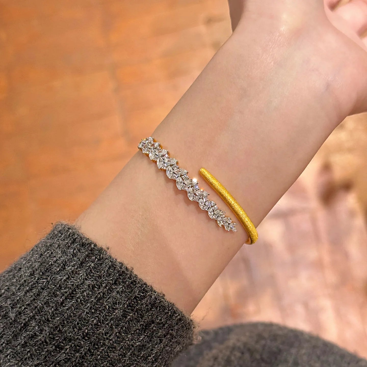 Retro Sparkling Leaf Brushed Diamond Bracelet for Women