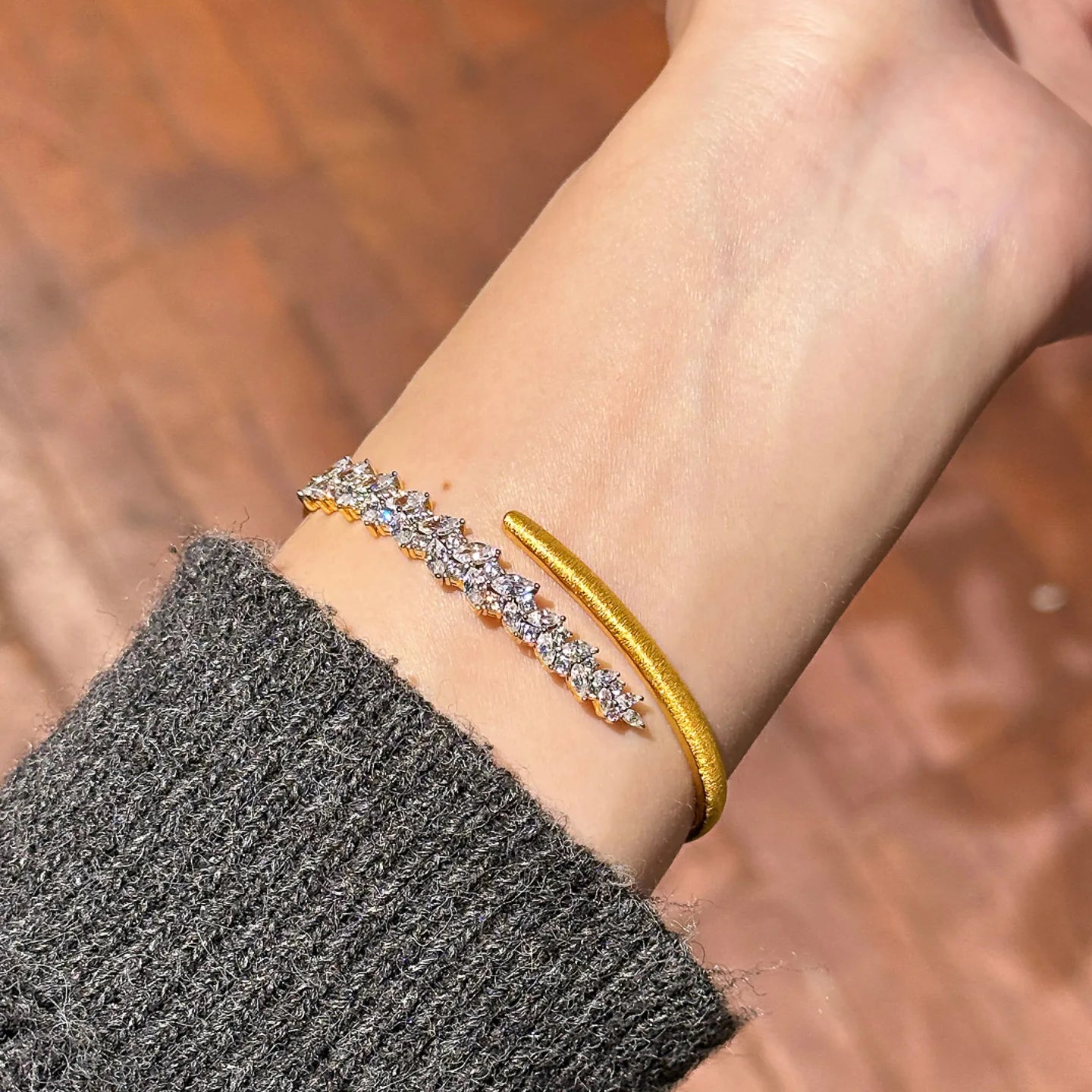 Retro Sparkling Leaf Brushed Diamond Bracelet for Women