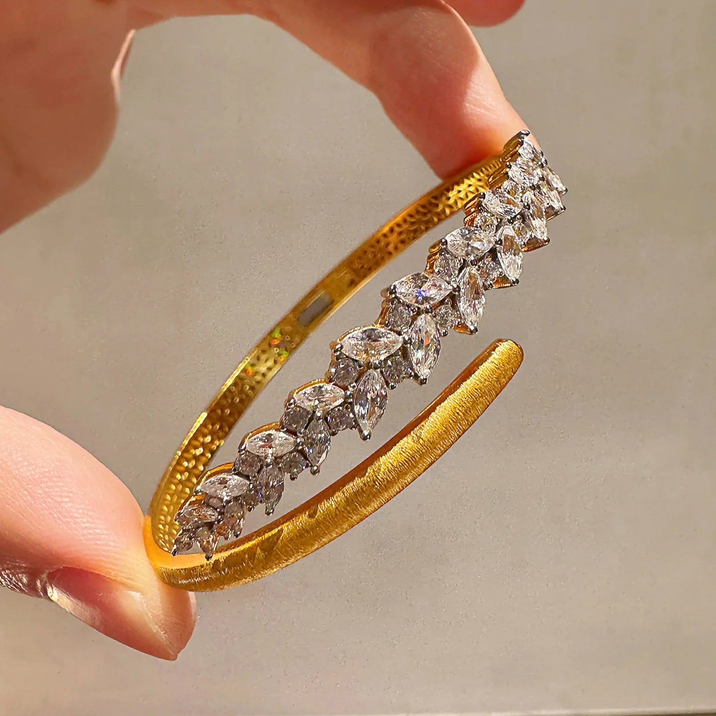 Retro Sparkling Leaf Brushed Diamond Bracelet for Women
