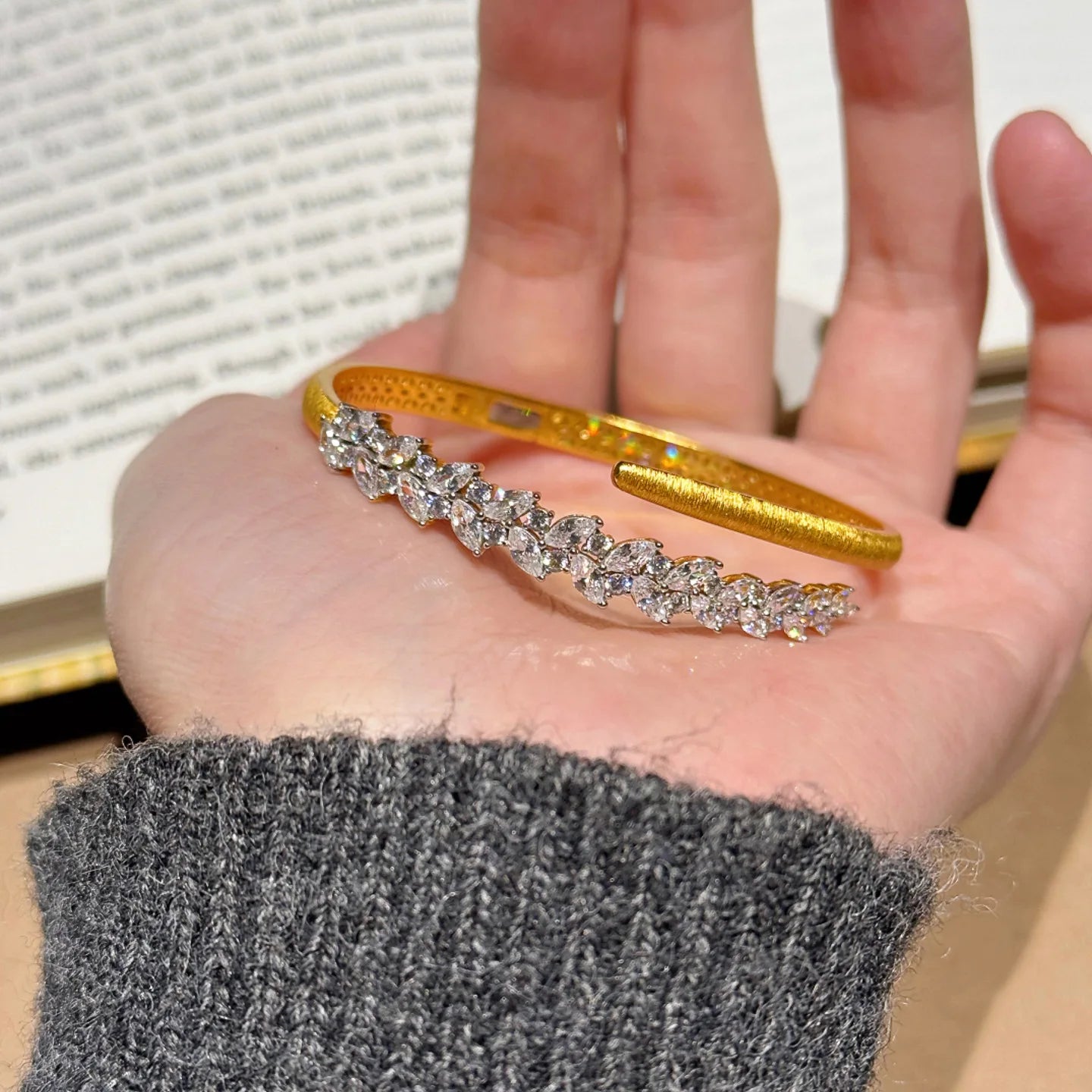 Retro Sparkling Leaf Brushed Diamond Bracelet for Women